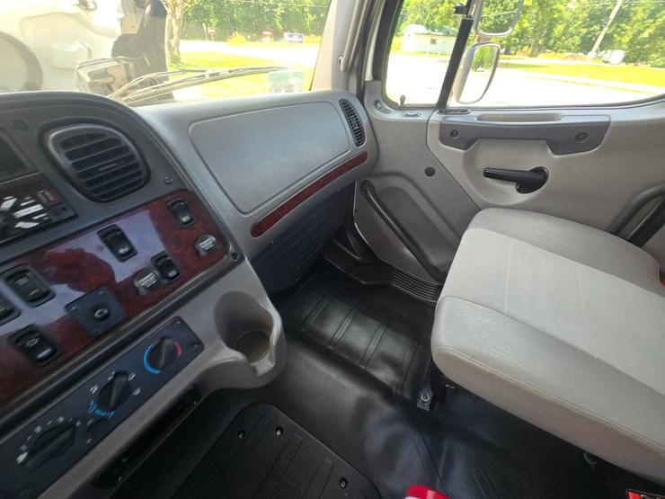 2018-freightliner-m2-106-image-46