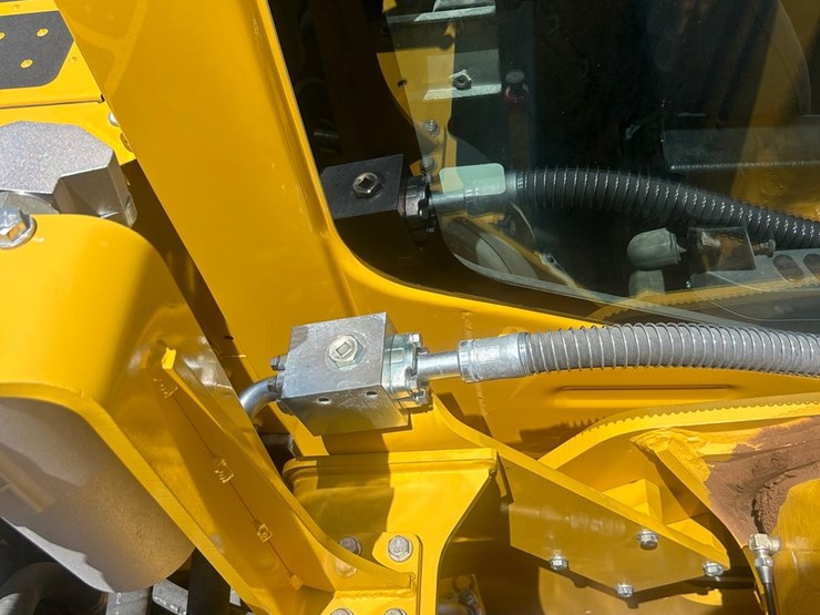 2025-komatsu-pc210-image-9