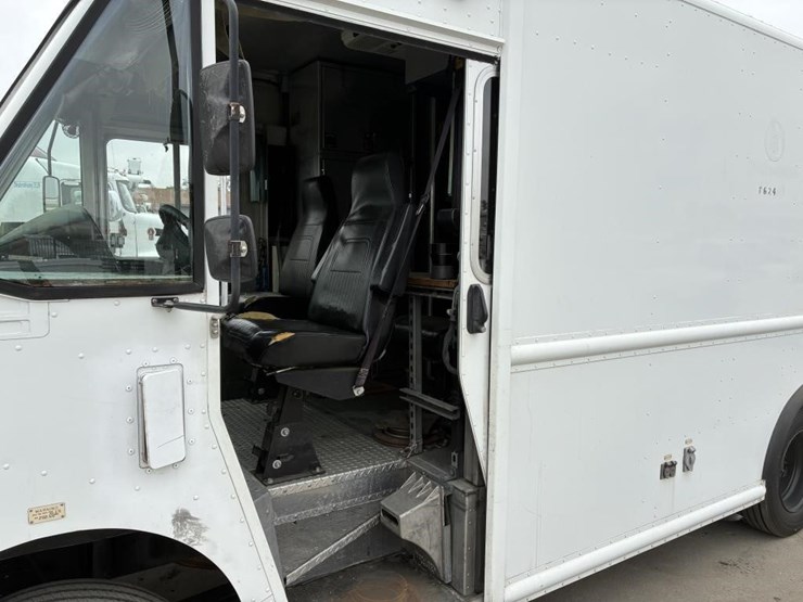 2008-workhorse-w62-image-18