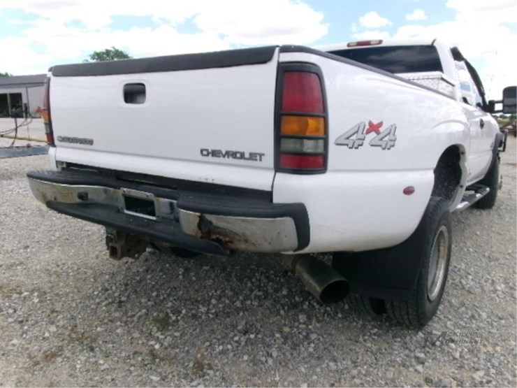 2001-chevrolet-silverado-3500-image-10