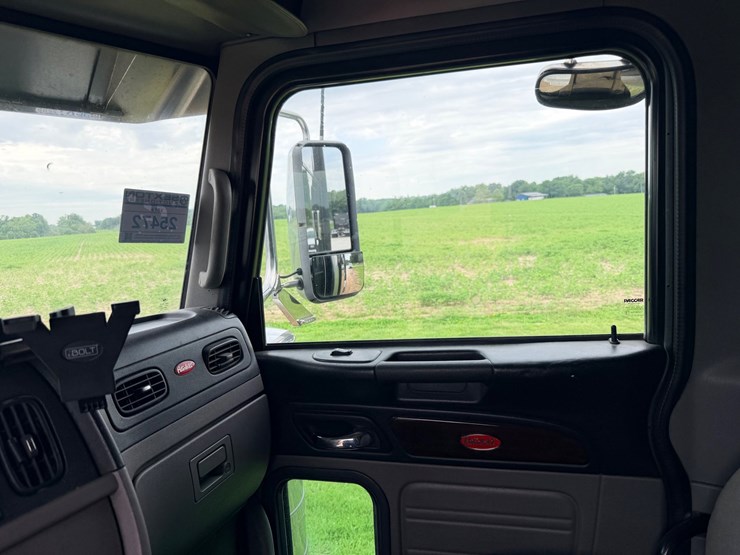 2013-peterbilt-388-image-41