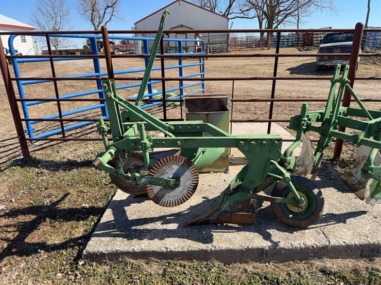 john-deere-three-point-two-bottom-plow-image-2