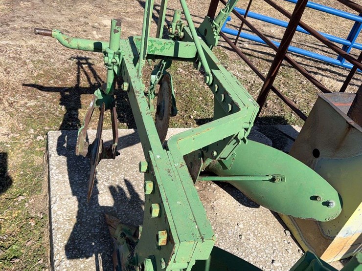 john-deere-three-point-two-bottom-plow-image-16