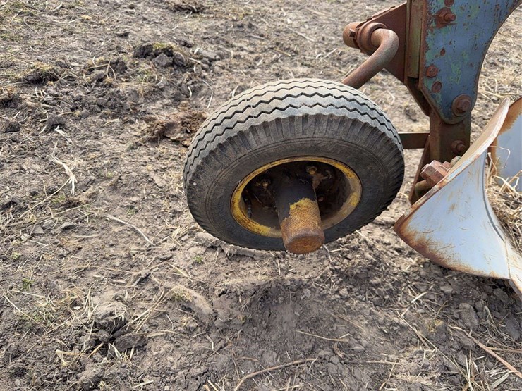 john-deere-three-point-three-bottom-plow-image-12