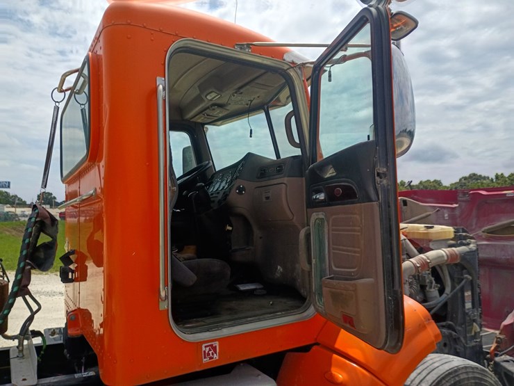 2012-peterbilt-384-image-40