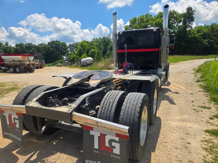 2016-peterbilt-389-image-13