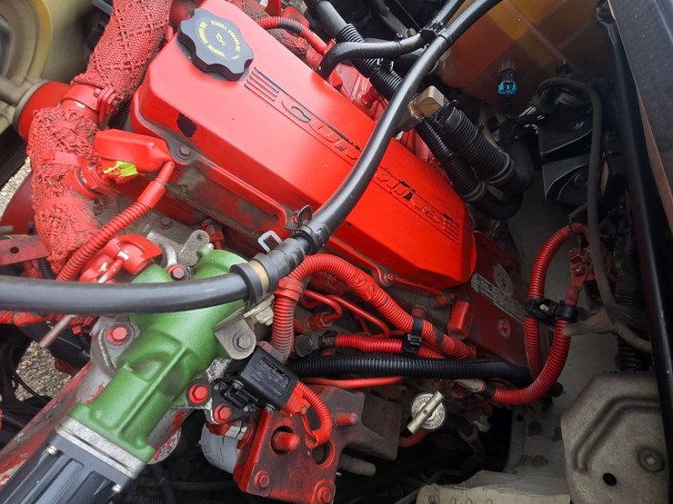 2010-freightliner-m2-106-image-35