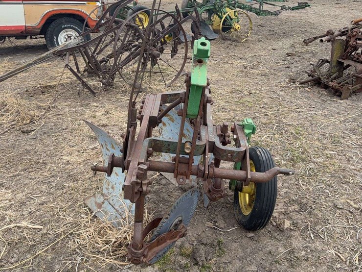 john-deere-three-point-two-bottom-plow-image-8