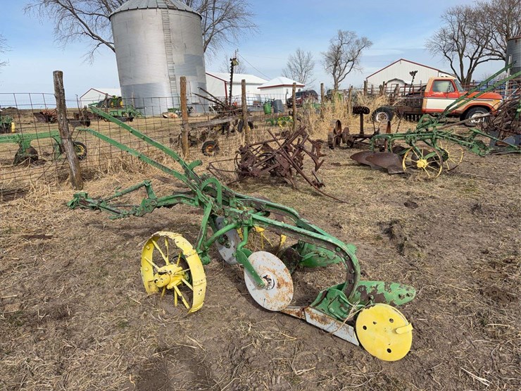 john-deere-pull-type-two-bottom-plow-image-3