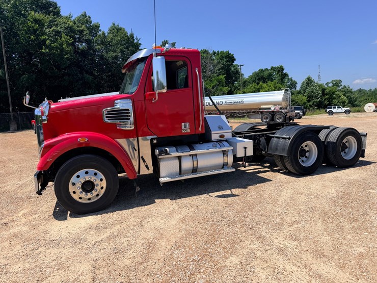 2016-freightliner-122sd-image-4