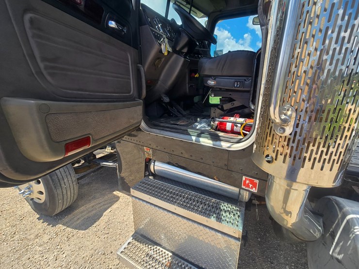 2016-peterbilt-389-image-45