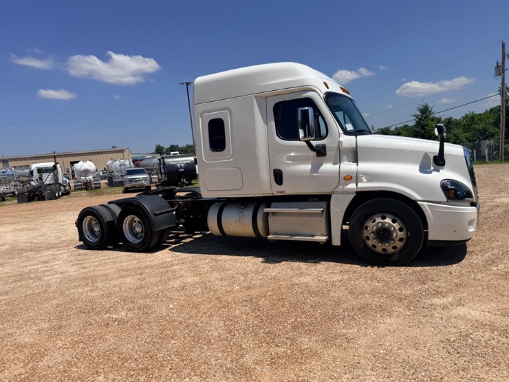 2016-freightliner-cascadia-125-image-21