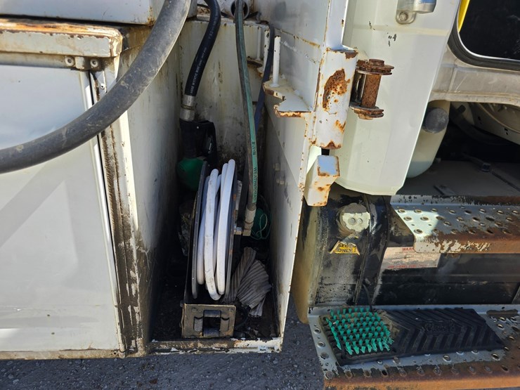 2001-freightliner-fl70-image-78