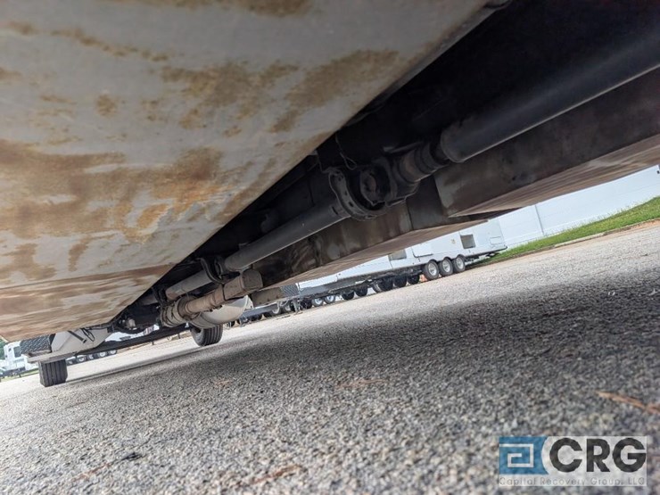 2010-peterbilt-335-image-12