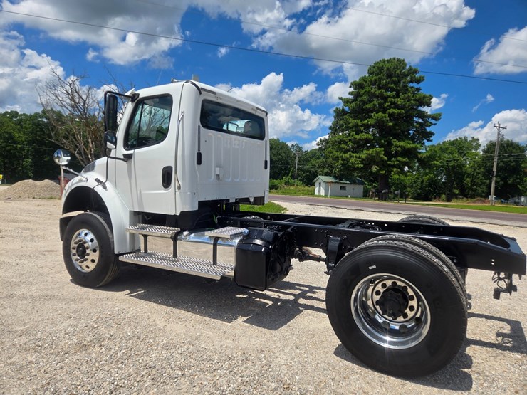 2018-freightliner-m2-106-image-7