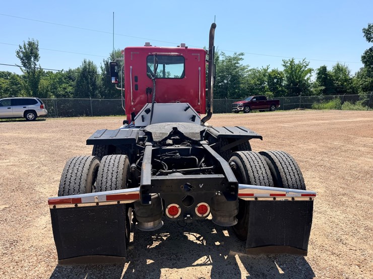 2016-freightliner-122sd-image-10