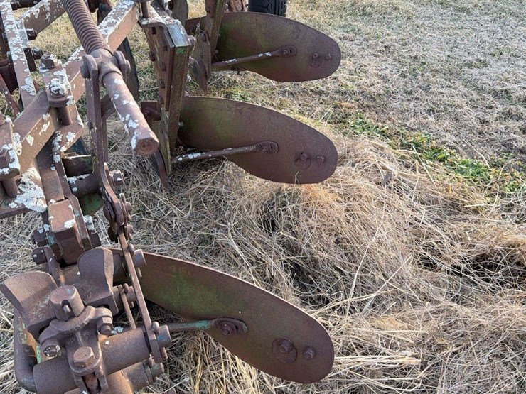 john-deere-pull-type-three-bottom-plow-image-19