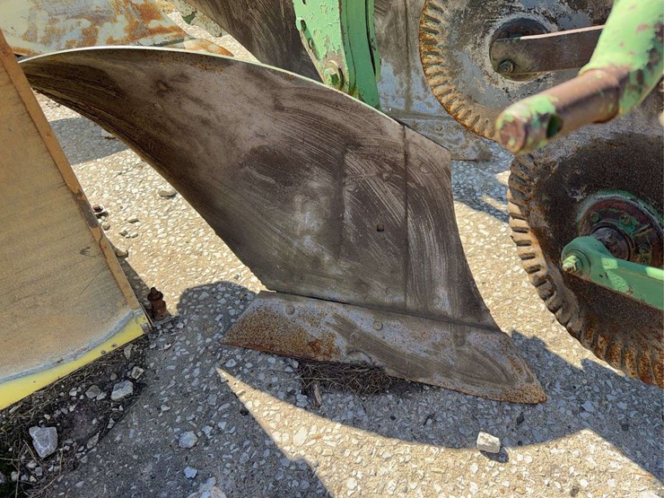 john-deere-three-point-two-bottom-plow-image-7