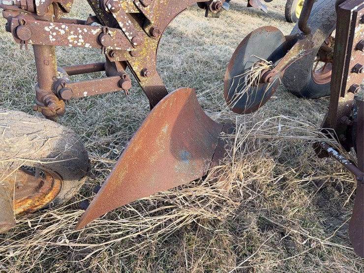 john-deere-pull-type-three-bottom-plow-image-18
