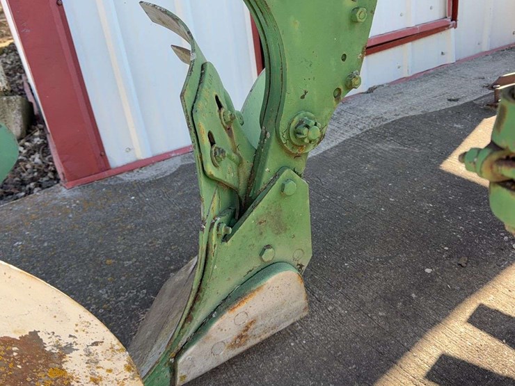 john-deere-three-point-four-bottom-plow-image-15