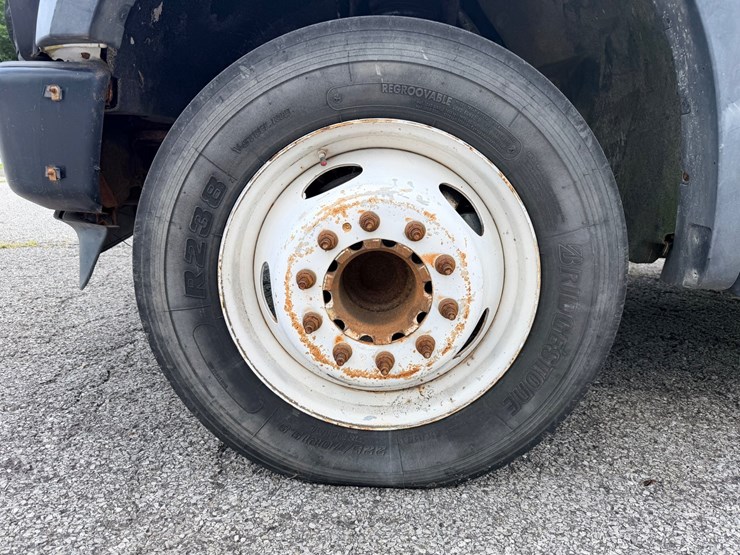 2010-ford-f550-image-26