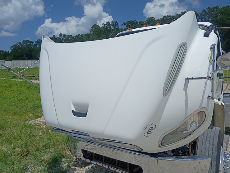 2008-freightliner-m2-106-image-91