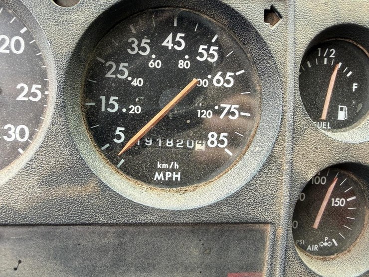 2000-freightliner-fl70-image-24