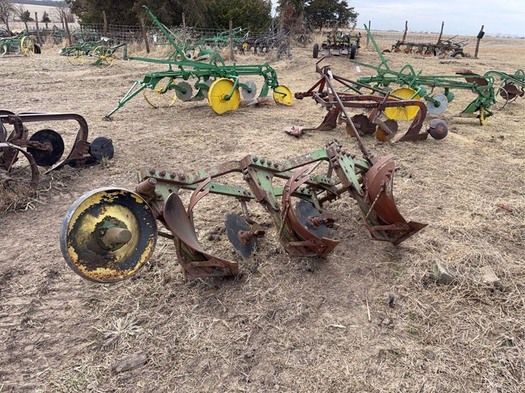 john-deere-three-bottom-three-point-plow-image-5