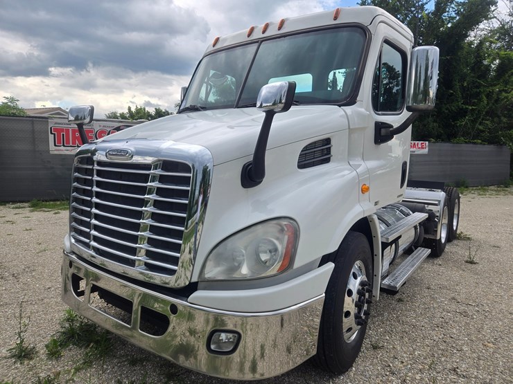 2012-freightliner-cascadia-113-image-1