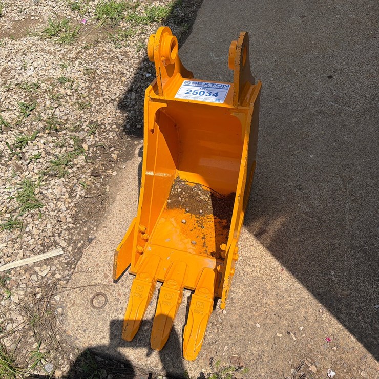 #25034 • CAT305 12" Bucket Excavator Attachment