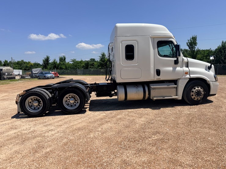 2016-freightliner-cascadia-125-image-18