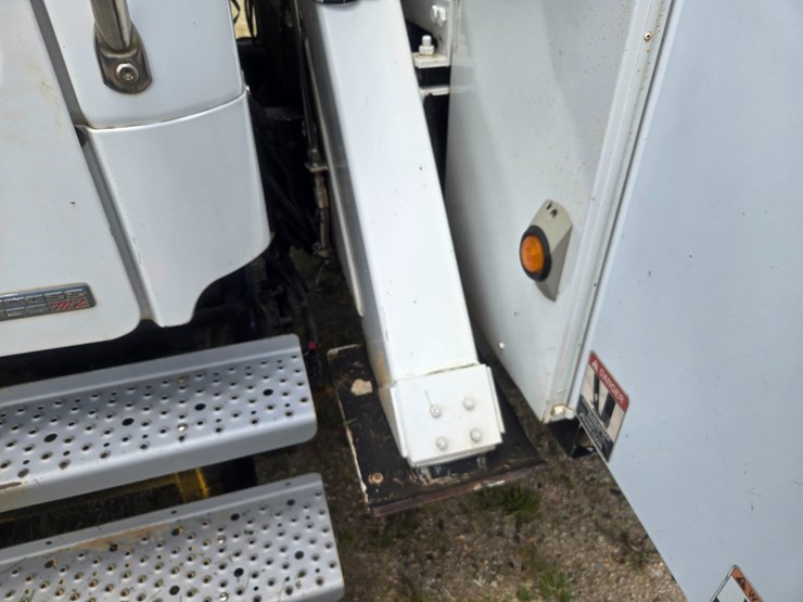 2007-freightliner-m2-106-image-95