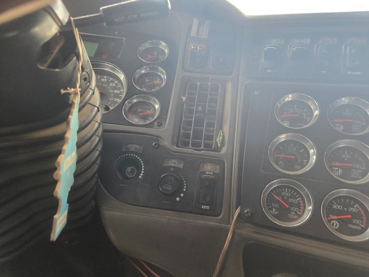 2011-kenworth-t700-image-72