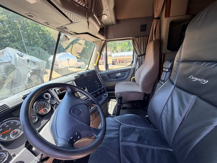 2016-freightliner-cascadia-125-image-95