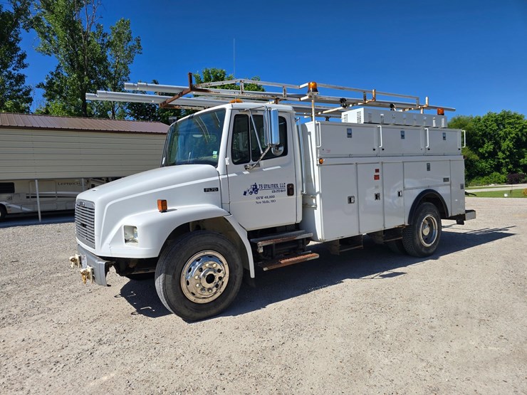 2001-freightliner-fl70-image-4