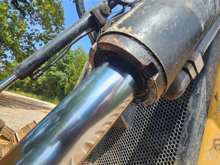2019-caterpillar-d6-image-91