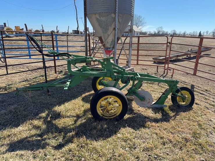 john-deere-pull-type-two-bottom-plow-image-2
