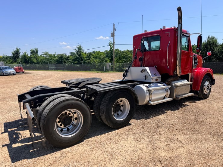 2016-freightliner-122sd-image-13