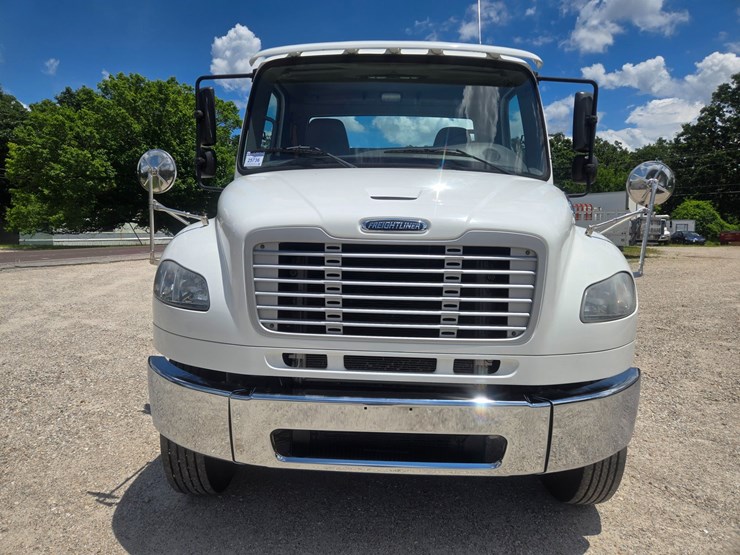 2018-freightliner-m2-106-image-19
