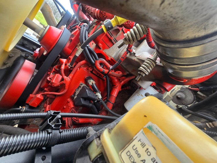 2010-freightliner-m2-106-image-34