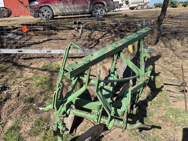 john-deere-three-point-three-bottom-plow-image-8