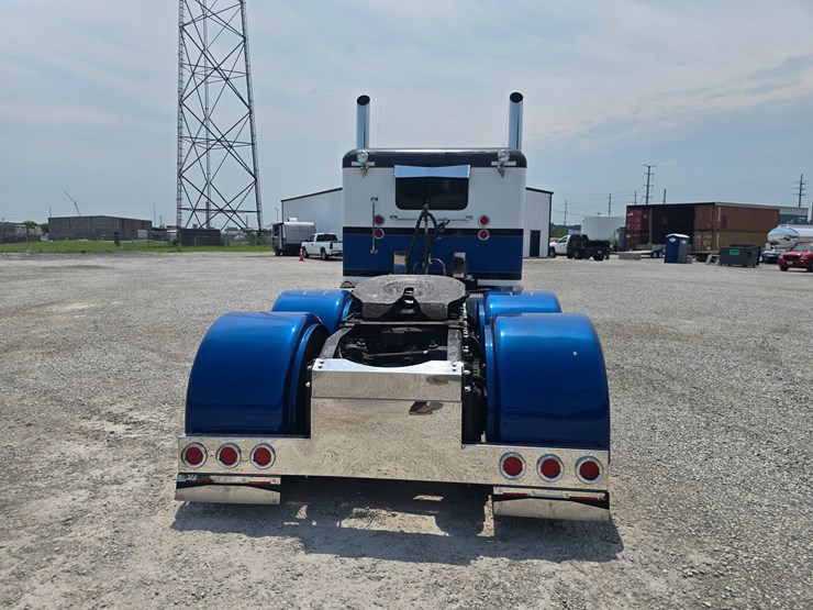 2000-peterbilt-379-image-24