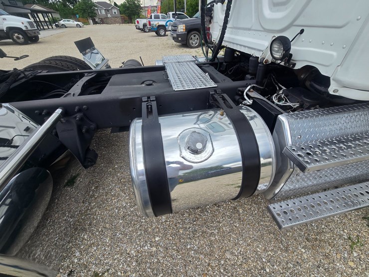 2012-freightliner-cascadia-113-image-78