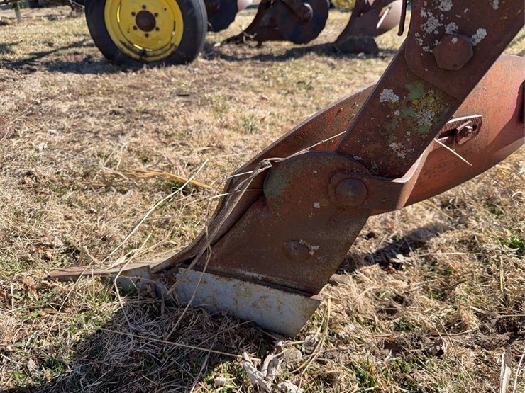 john-deere-three-point-two-bottom-plow-image-19