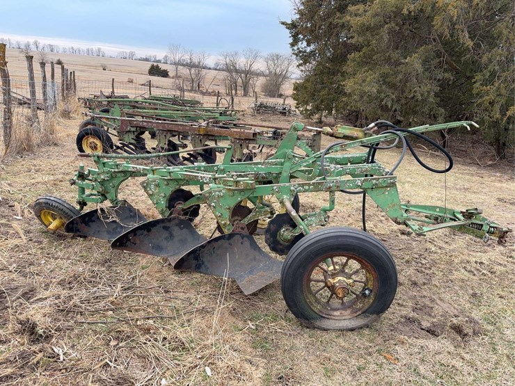 john-deere-pull-type-three-bottom-plow-image-4