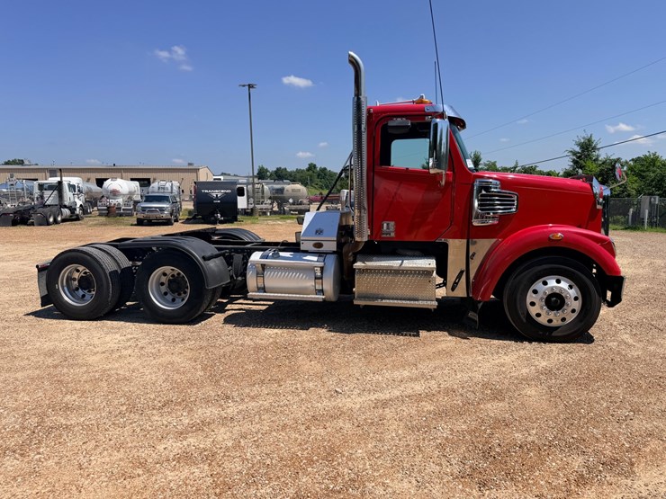 2016-freightliner-122sd-image-17