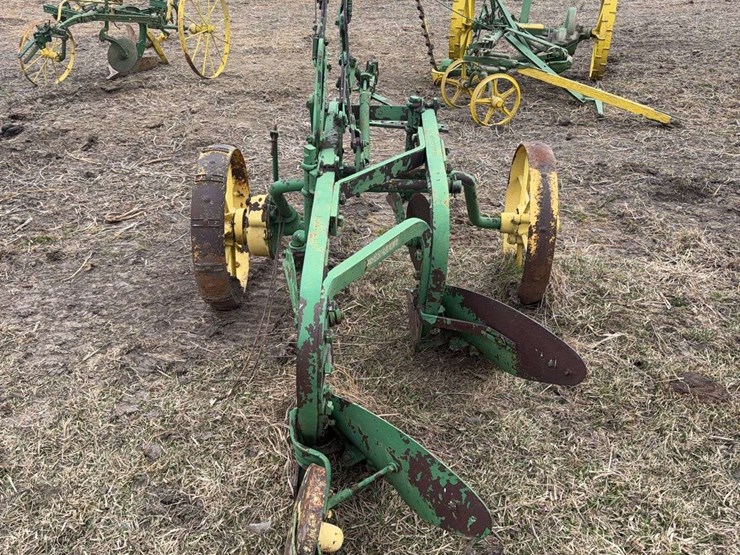 john-deere-pull-type-two-bottom-plow-image-7
