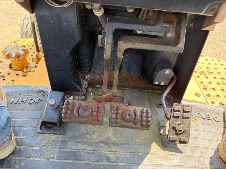 2000-deere-710d-image-38