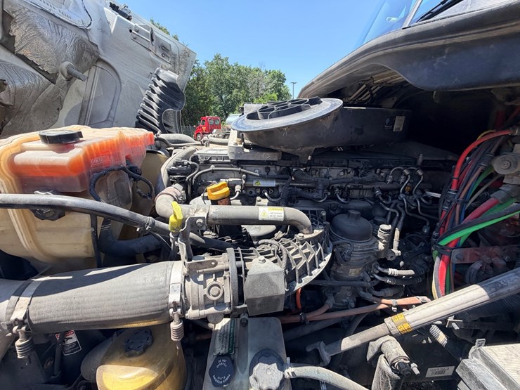 2016-freightliner-cascadia-125-image-33