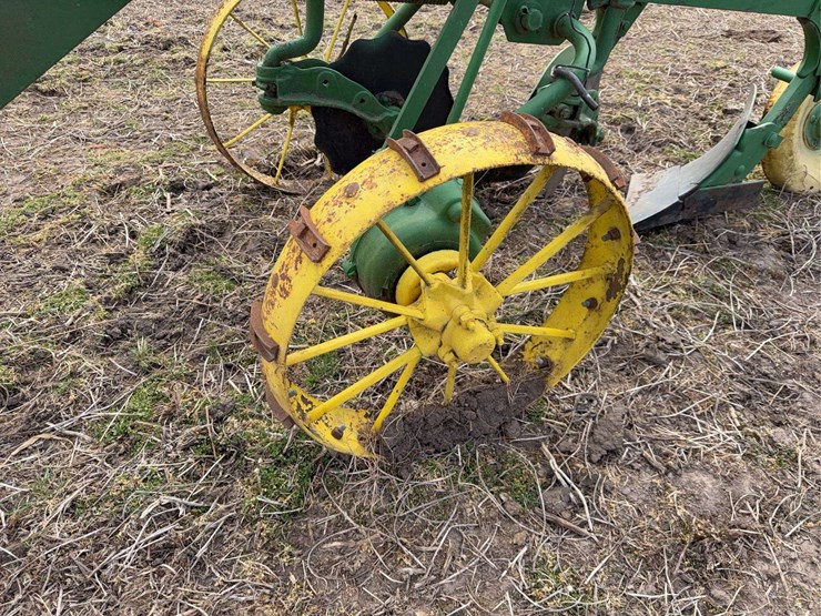 john-deere-pull-type-two-bottom-plow-image-10